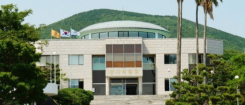 제주특별자치도감사위원회 전경. 서귀포시 소속 공무원이 제주도의원 예비후보의 페이스북 선거 관련 게시물에 지난 3월18일부터 5월14일까지 78차례 ‘좋아요’를 누른 사실이 확인돼 감사위가 서귀포시장에게 훈계 조치를 요구했다. 사진=제주특별자치도감사위원회 제공
