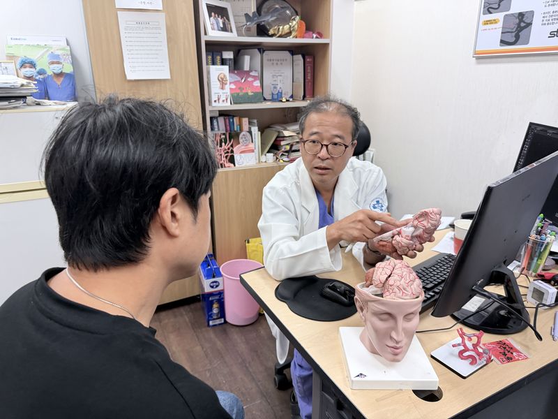 온병원 뇌혈관센터 최재영 센터장이 환자의 상태를 놓고 치료 방향을 자세히 설명하고 있다. 온병원 제공