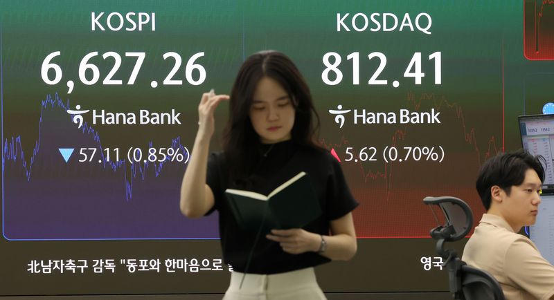 15일 오후 서울 중구 하나은행 딜링룸 전광판에 지수가 표시되고 있다. 사진=뉴시스