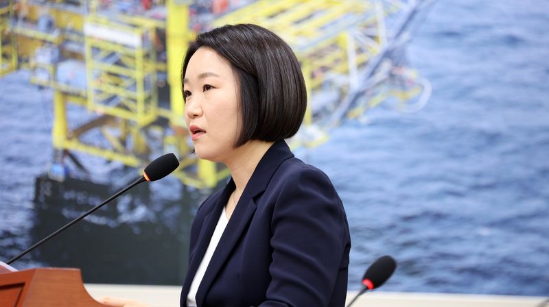 [서울=뉴시스] 고범준 기자 = 이소영 중소벤처기업부 장관 후보자가 15일 서울 여의도 국회 산업통상자원중소벤처기업위원회에서 열린 인사청문회에서 모두발언을 하고 있다. 2026.09.15. bjko@newsis.com