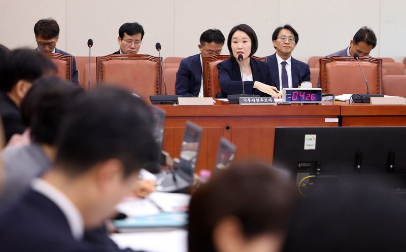 [서울=뉴시스] 고범준 기자 = 이소영 중소벤처기업부 장관 후보자가 15일 서울 여의도 국회 산업통상자원중소벤처기업위원회에서 열린 인사청문회에서 의원 질의에 답변하고 있다. 2026.09.15. bjko@newsis.com