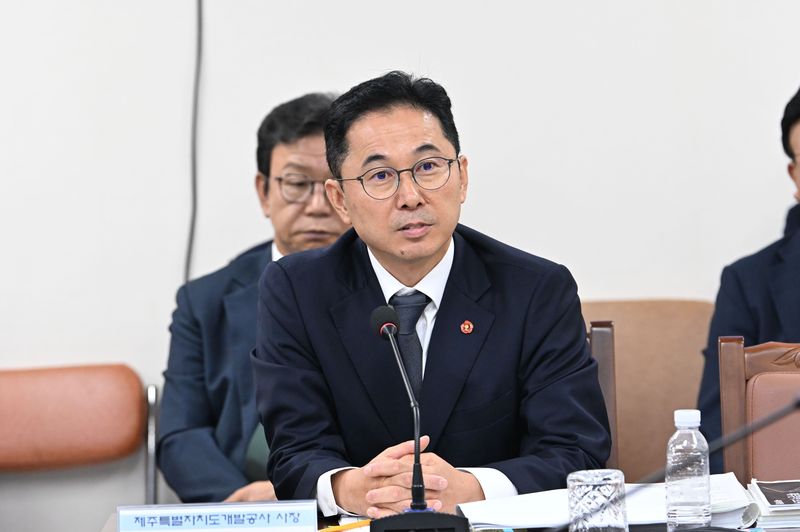 김도영 제주특별자치도개발공사 사장 후보자가 15일 제주도의회 환경도시위원회 인사청문회에서 위원들의 질의에 답변하고 있다. 사진=제주특별자치도의회 제공