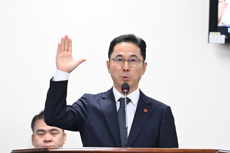 김도영 제주특별자치도개발공사 사장 후보자가 15일 제주도의회 환경도시위원회 인사청문회에서 선서하고 있다. 사진=제주특별자치도의회 제공