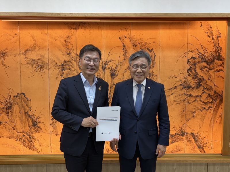 김중남 강릉시장이 15일 국가유산청을 방문, 가칭 국립강릉문화유산연구소 유치 활동을 펼쳤다. 강릉시 제공