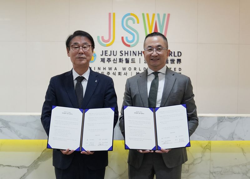 양덕순 제주대학교 총장과 티고 영 제주신화월드 최고운영책임자(COO)가 15일 제주신화월드 대회의실에서 상호협력 업무협약을 체결한 뒤 협약서를 들고 기념촬영을 하고 있다. 양 기관은 현장실습과 멘토링, 취업지원과 채용 연계 등 인재양성 협력을 확대한다. 사진=제주대학교 제공
