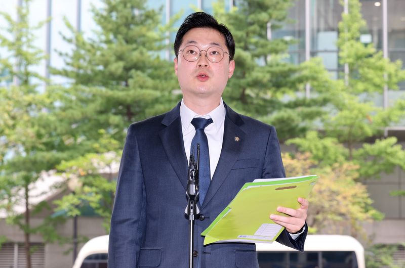 김승원 법무부 장관 후보자의 수사자료를 유출한 의혹을 받고 있는 한동훈 무소속 의원을 공무상 비밀누설, 개인정보보호법 및 공공기록물관리법 위반 등 혐의로 고발한 김동아 더불어민주당 의원이 13일 고발인 조사를 받기 위해 서울 영등포경찰서로 출석하며 발언을 하고 있다. 2026.9.13 ⓒ 뉴스1 박세연 기자