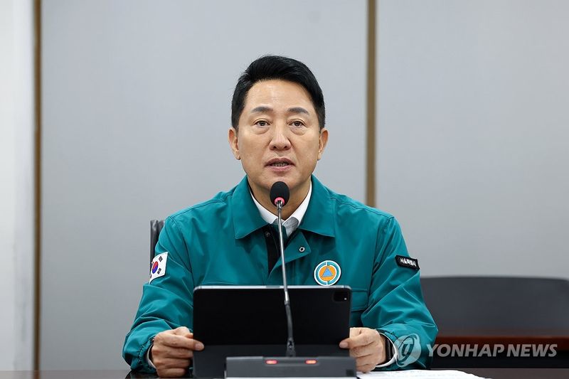 오세훈 서울시장이 지난 15일 오전 서울 중구 서울시청 기획상황실에서 열린 시내버스 파업 관련 긴급 대책회의에 참석해 모두발언을 하고 있다. 연합뉴스