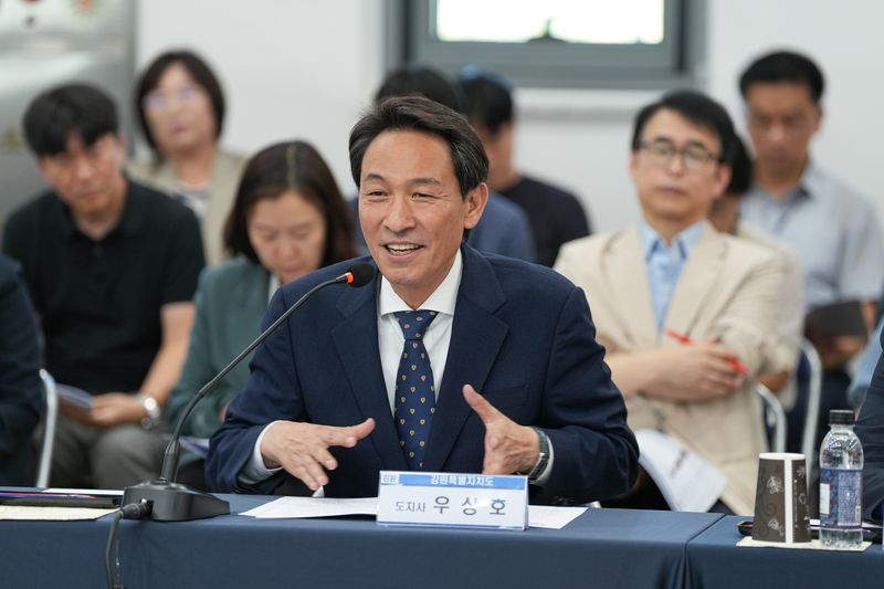 우상호 강원도지사가 15일 춘천 농업인단체회관에서 열린 농업인단체와의 간담회에서 강원도 농정 추진 방향을 설명하고 있다. 강원자치도 제공