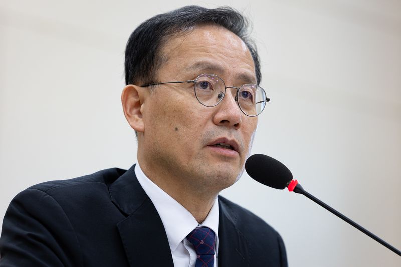 이형일 부총리 겸 재정경제부 장관 후보자가 15일 서울 여의도 국회 재정경제기획위원회 인사청문회에 출석해 의원 질의에 답하고 있다. 뉴스1