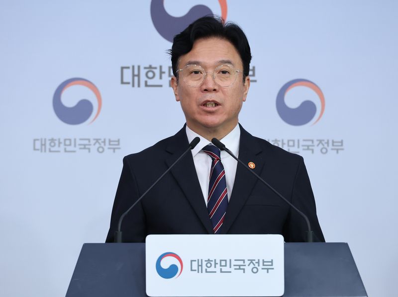 김영훈 고용노동부 장관이 15일 정부서울청사에서 브리핑을 갖고 메가특구특별법 내 노동 특례와 관련한 사회적 대화를 제안했다. 연합뉴스