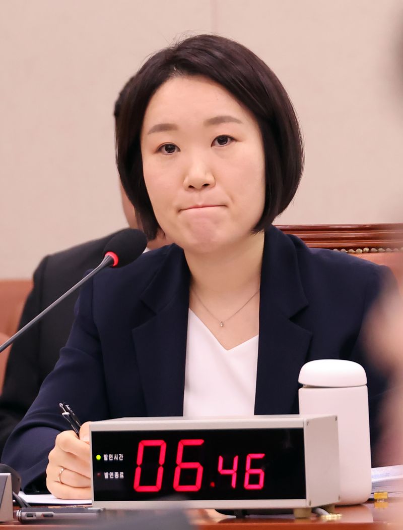 이소영 중소벤처기업부 장관 후보자가 15일 국회에서 열린 인사청문회에서 의원들의 질문을 듣고 있다. 연합뉴스