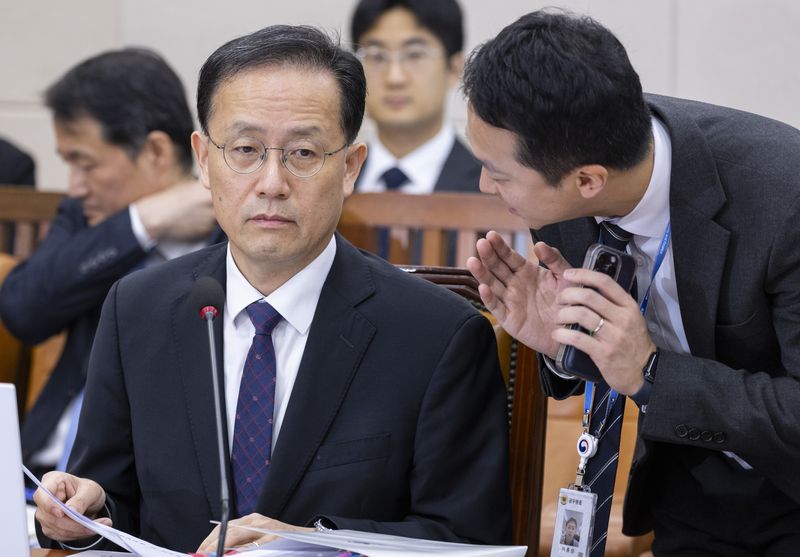 이형일 경제부총리 겸 재정경제부 장관 후보자(왼쪽)가 15일 국회에서 열린 인사청문회에서 관계자로부터 설명을 듣고 있다. 연합뉴스