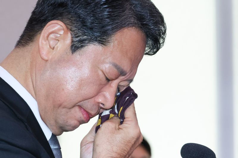 김승원 법무부 장관 후보자가 15일 국회에서 열린 인사청문회에서 자신의 가족 관련 질의에 답하며 손수건으로 눈물을 훔치고 있다. 연합뉴스
