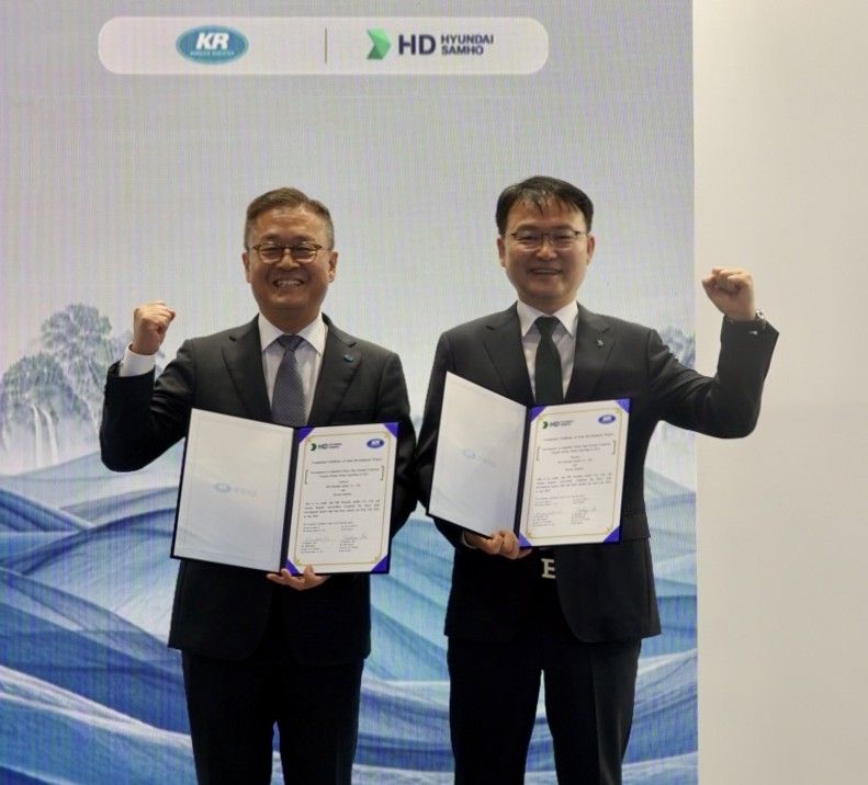 지난 14일부터 방콕에서 개최중인 가스텍(Gastech) 2026에서 KR 김대헌 부사장(왼쪽)과 HD현대삼호 심학무 전무가 프로젝트 완료 서명식을 마치고 기념촬영을 하고 있다. 한국선급(KR) 제공