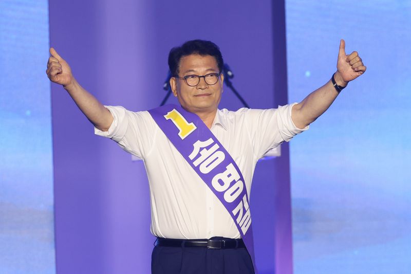 지난 8월 17일 당시 송영길 더불어민주당 당대표 후보가 대전 유성구 DCC대전컨벤션센터에서 열린 '제3차 정기전국당원대회'에서 정견발표 전 인사를 하고 있다. 2026.8.17 ⓒ 뉴스1 황기선 기자