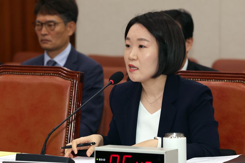 이소영 중소벤처기업부 장관 후보자가 15일 오전 서울 여의도 국회 산업통상자원중소벤처기업위원회에서 열린 인사청문회에서 의원 질의에 답하고 있다. 뉴스1