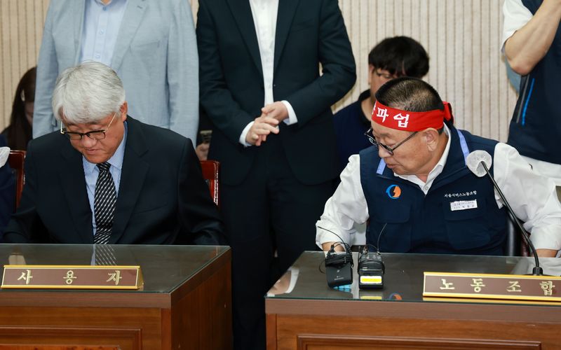 김정환 서울시버스사업조합 이사장(왼쪽)과 박점곤 서울시버스노동조합 위원장이 15일 오후 서울 영등포구 서울지방노동위원회에서 재개된 제2차 조정회의에서 정회 후 회의장을 빠져나가고 있다. 뉴스1