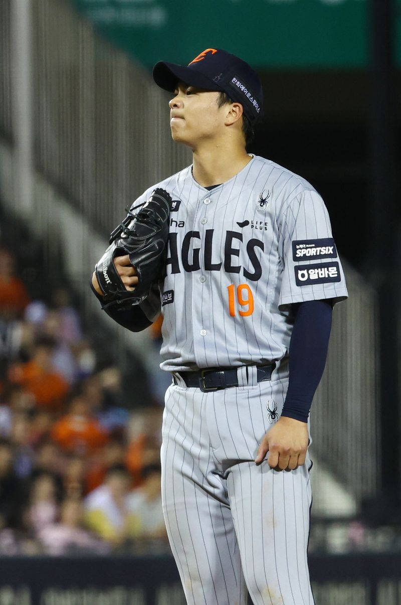 [서울=뉴시스] 전신 기자 = 11일 서울 송파구 잠실야구장에서 열린 2026 KBO 리그 한화 이글스와 두산 베어스의 경기에서 6회말 무사 두산 양의지에게 솔로홈런을 허용한 한화 선발 왕옌청이 아쉬워하고 있다. 2026.08.11. photo1006@newsis.com