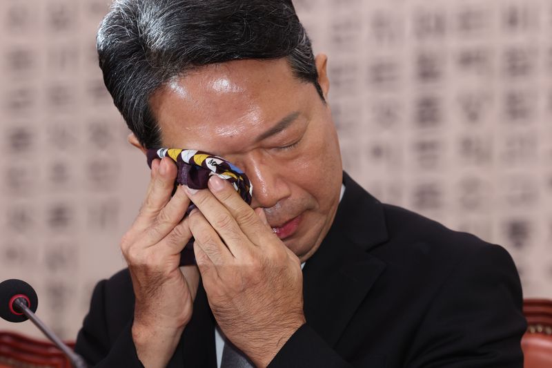 [서울=뉴시스] 최진석 기자 = 김승원 법무부 장관 후보가 15일 여의도 국회에서 열린 제439회 국회(정기회) 법제사법위원회 국무위원후보자(법무부장관 김승원) 인사청문회에서 의원의 자신의 가족 관련 질의에 답한 뒤 손수건으로 얼굴을 닦고 있다. 2026.09.15. myjs@newsis.com