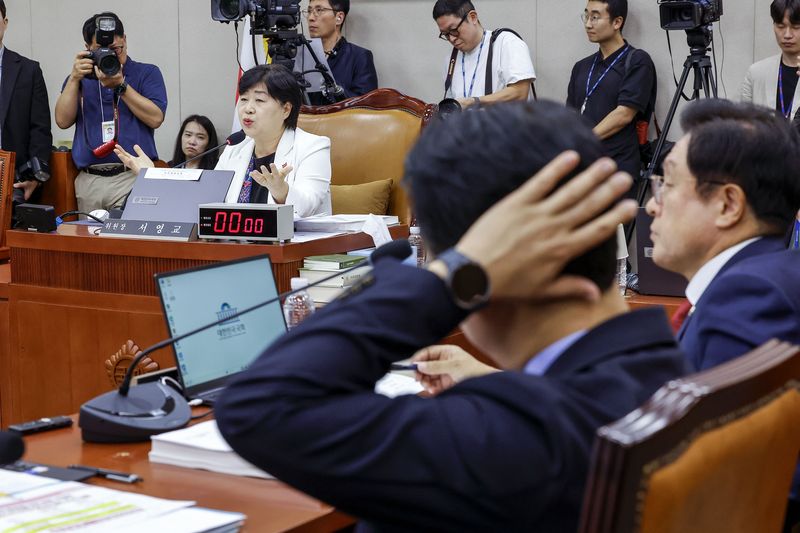 [서울=뉴시스] 정병혁 기자 = 서영교 국회 법제사법위원장이 15일 서울 여의도 국회 법제사법위원회에서 열린 김승원 법무부 장관 인사청문회에서 국민의힘 의원들의 항의에 답변하고 있다. 2026.09.15. jhope@newsis.com