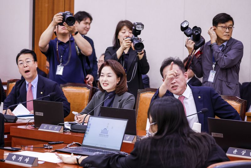 [서울=뉴시스] 정병혁 기자 = 15일 서울 여의도 국회 법제사법위원회에서 열린 김승원 법무부장관 인사청문회에서 김태규 국민의힘 의원 및 소속 의원들이 박균택 더불어민주당 의원 발언에 항의하고 있다. 2026.09.15. jhope@newsis.com