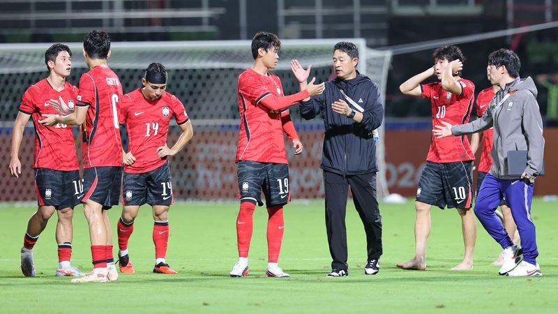 15일 오후 일본 나고야 미즈호 파크 럭비 필드에서 열린 2026 아이치·나고야 아시안게임 남자축구 D조 예선 대한민국과 카타르의 경기에서 4대1로 승리한 이민성 감독과 선수들이 기뻐하고 있다. 뉴스1
