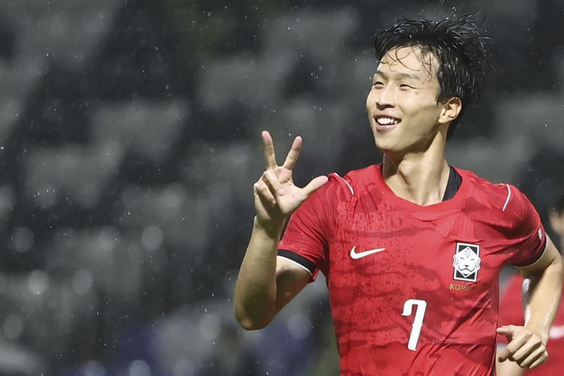 지난 15일 일본 나고야 미즈호 공원 럭비경기장에서 열린 2026 아이치·나고야 아시안게임 남자 축구 D조 1차전 대한민국 대 카타르의 경기. 한국 엄지성이 해트트릭을 한 뒤 기뻐하고 있다. 연합뉴스