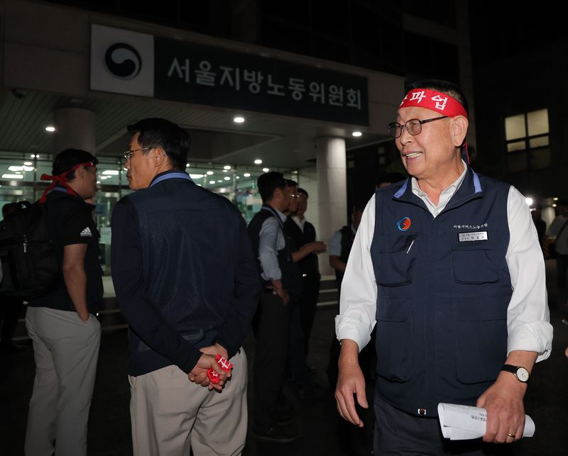 박점곤 서울시버스노조 위원장이 15일 서울 영등포구 서울지방노동위원회에서 버스노조의 노동 쟁의 관련 분쟁에 대한 2차 조정 회의가 결렬된 뒤 자리를 떠나고 있다. /사진=연합뉴스
