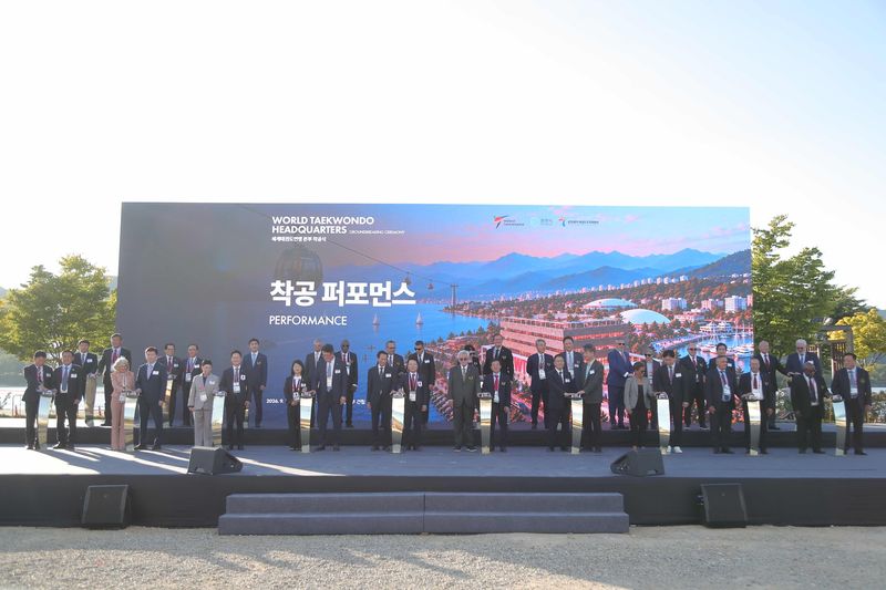 세계태권도연맹(WT) 본부 착공식이 15일 춘천 송암동 스포츠타운에서 우상호 도지사, 육동한 춘천시장 등이 참석한 가운데 열렸다. 춘천시 제공