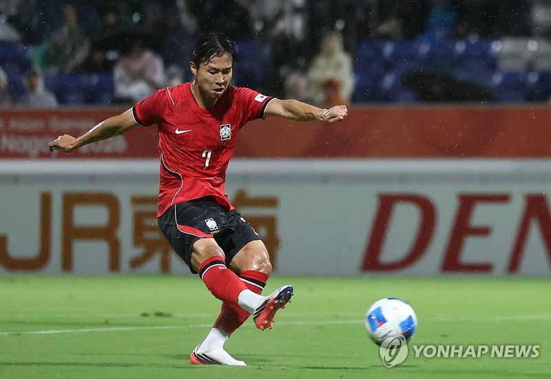 지난 15일 일본 나고야 미즈호 공원 럭비경기장에서 열린 2026 아이치·나고야 아시안게임 남자 축구 D조 1차전 대한민국 대 카타르의 경기에서 엄지성이 강력한 슈팅을 하고 있다. 연합뉴스