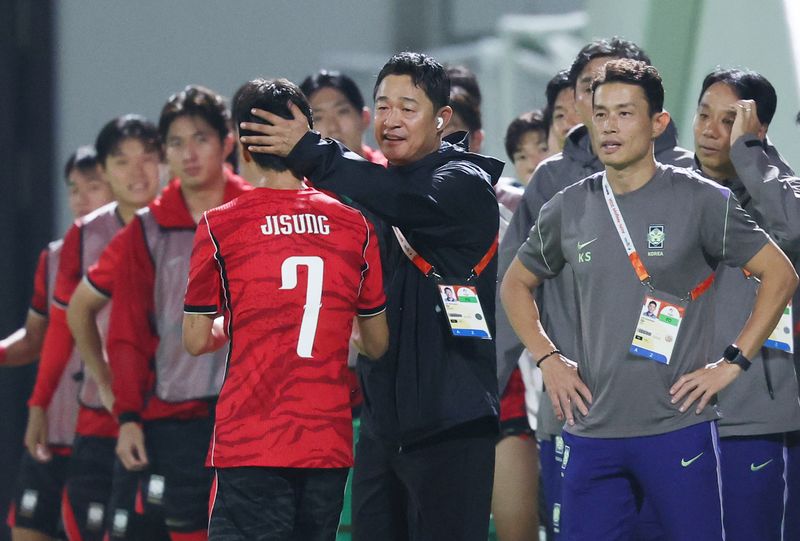 지난 15일 오후 일본 나고야 미즈호 파크 럭비 필드에서 열린 2026 아이치·나고야 아시안게임 남자축구 D조 예선 대한민국과 카타르의 경기, 후반 교체된 엄지성이 이민성 감독의 격려를 받고 있다. 뉴스1