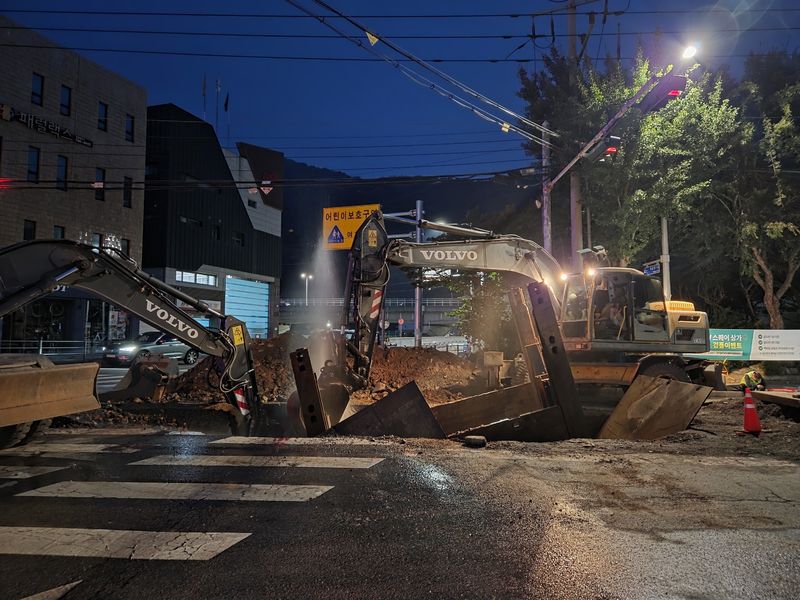 야간 상수도 복구작업 (뉴스1 사진자료.해당 기사와 관련 없음)2026.9.15 ⓒ 뉴스1