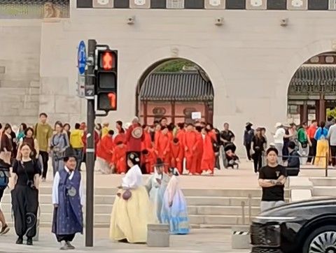 경복궁 앞에 중국인 수십 명 몰려오더니…시민들 눈길 끈 옷차림