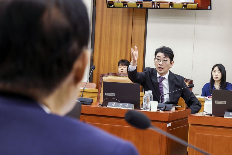 주진우 국민의힘 의원이 15일 서울 여의도 국회 법제사법위원회에서 열린 김승원 법무부장관 후보자 인사청문회에서 박지원 더불어민주당 의원의 발언에 항의하고 있다. /사진=뉴시스