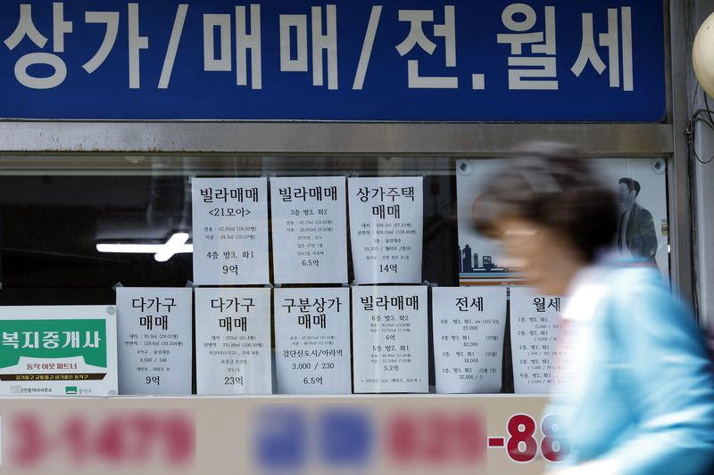 9일 오후 서울시 동작구의 한 공인중개사 사무실 앞에 빌라, 주택, 아파트 등의 매물 안내문이 붙어 있는 모습. 2026.9.9 ⓒ 뉴스1 박정호 기자