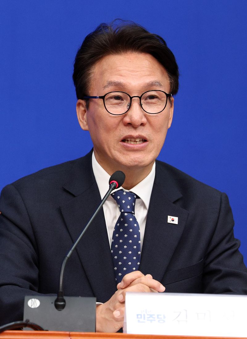 김민석 더불어민주당 대표가 15일 서울 여의도 국회에서 미셸 스틸 주한미국대사를 접견하며 발언하고 있다. 뉴시스