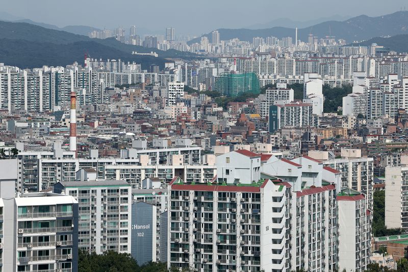 [서울=뉴시스] 김명년 기자 = 한국부동산원이 지난 10일 발표한 주간 아파트 가격 동향에 따르면, 9월 첫째 주(7일 기준) 노원·도봉·강북구 등이 포함된 서울 동북부 지역의 아파트 전셋값은 올해 들어 10.11% 올라 2015년 이후 11년 만에 두 자릿수 상승률을 기록했다. 부동산 빅데이터업체 아실에 따르면 지난해 10·15 대책 이후 서울 동북부 지역의 아파트 전세 매물은 44.6% 감소했다. 사진은 11일 서울 강북구의 한 아파트 단지 모습. 2026.09.11. kmn@newsis.com