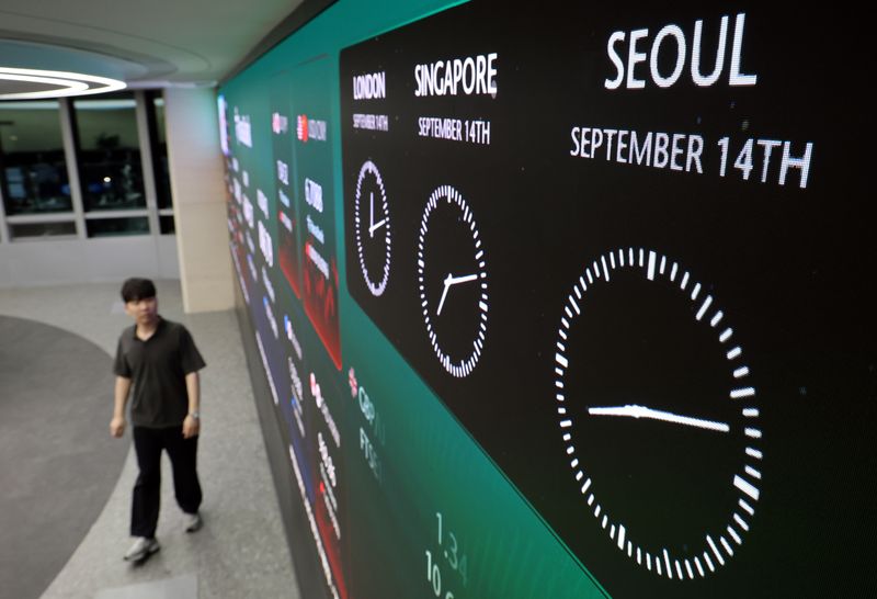 [서울=뉴시스] 김금보 기자 = KRX 애프터마켓 운영 첫날인 14일 오후 서울 중구 하나은행 본점 딜링룸에서 딜러들이 업무를 하고 있다. 2026.09.14. kgb@newsis.com