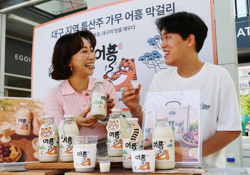 지난 6월 19일 대구시 동구 불로동 도시재생현장지원센터가 개발한 지역 특산주 '가무 어흥막걸리' 팝업 행사에서 고객들이 제품을 시음하고 있다. 롯데백화점 제공