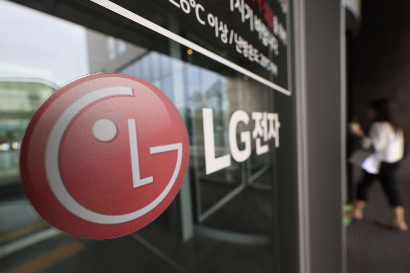 서울시 강서구 LG전자 마곡업무센터에서 직원들이 드나들고 있다. 뉴스1 제공