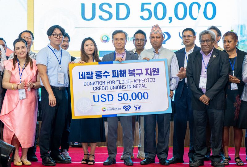 고영철 신협중앙회장(왼쪽 네번째)이 네팔 홍수 피해 복구 지원금을 전달하고 있다. 신협중앙회 제공