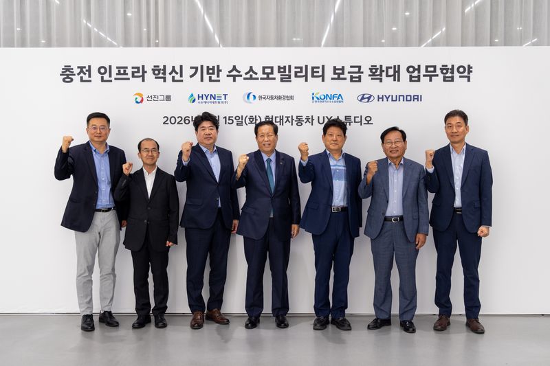 현대차가 지난 15일 현대차 강남대로 사옥에 위치한 UX 스튜디오 서울에서 선진그룹, 하이넷, 한국자동차환경협회, 한국천연가스수소충전협회와 '충전 인프라 혁신 기반 수소 모빌리티 보급 확대를 위한 다자간 업무협약(MOU)'을 체결했다. 사진 왼쪽부터 박승원 현대차 비즈니스이노베이션실장 상무, 황계영 한국자동차환경협회 회장, 송성호 하이넷 대표이사, 신재호 선진그룹 회장, 박홍제 선진그룹 부회장, 강정구 한국천연가스수소충전협회 협회장, 김련우 현대차 인천지역본부장 상무. 현대차 제공