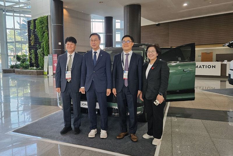 박덕열 기후에너지환경부 수소열산업정책관(왼쪽부터), 위성곤 제주특별자치도지사, 신승규 현대차그룹 부사장, 조선희 제주특별자치도 기후에너지국장이 지난 14일부터 사흘간 제주국제컨벤션센터에서 열린 '2026 제주 그린수소 글로벌 포럼'에 참석해 기념촬영을 하고 있다. 현대차 제공