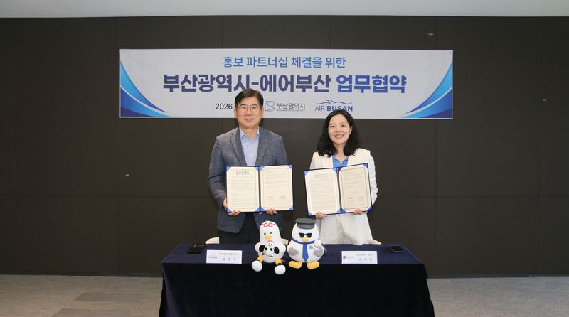 지난 15일 에어부산 사옥 6층 대회의실에서 송명익 에어부산 영업본부장(왼쪽)과 부산시 오미경 대변인이 홍보 파트너십 구축을 위한 업무협약(MOU)을 맺은 뒤 기념촬영하고 있다. 에어부산 제공