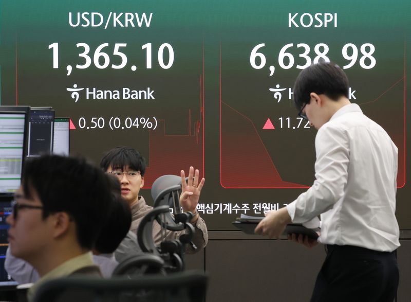 16일 오전 중구 하나은행 본점 딜링룸 전광판에 실시간 원/달러 환율과 코스피가 표시돼 있다. 사진=연합뉴스