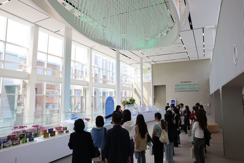 지난 11일 동덕여대 경영학과 학생들이 윌로우하우스 비전홀을 둘러보고 있다. 유한양행 제공