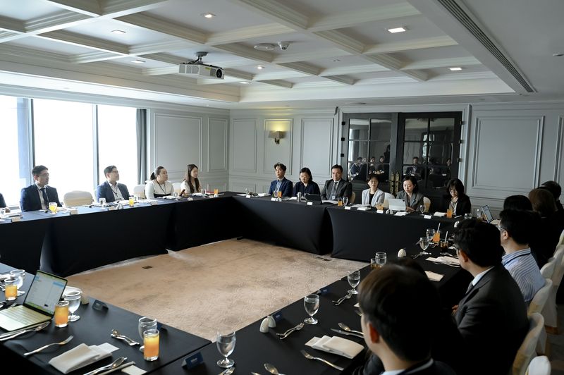 지난 14일 태국 현지에서 식품의약품안전처와 한국제약바이오협회 등 대표단 관계자들이 태국 시장 진출 과정에서의 현안과 애로사항을 논의하는 간담회를 진행하고 있다. 한국제약바이오협회 제공