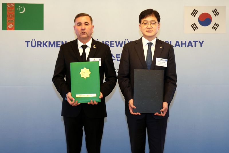 지난 15일 이강석 대우건설 대표(오른쪽)와 두르디 겐지예프 투르크메니스탄 수자원관리위원회 위원장이 업무협약 체결식에서 기념촬영을 하고 있다. 대우건설 제공