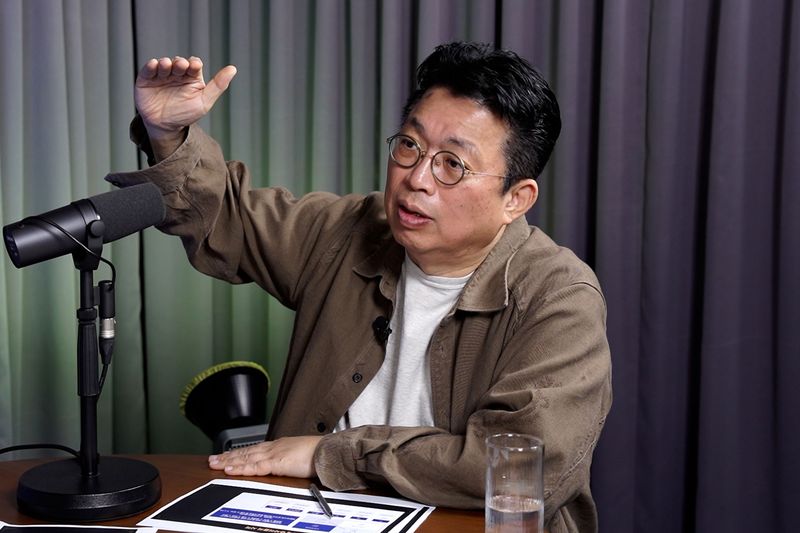 윤지호 경제평론가가 4일 서울 서초구 파이낸셜뉴스 사옥에서 대담을 진행하고 있다. 사진=최인철 PD