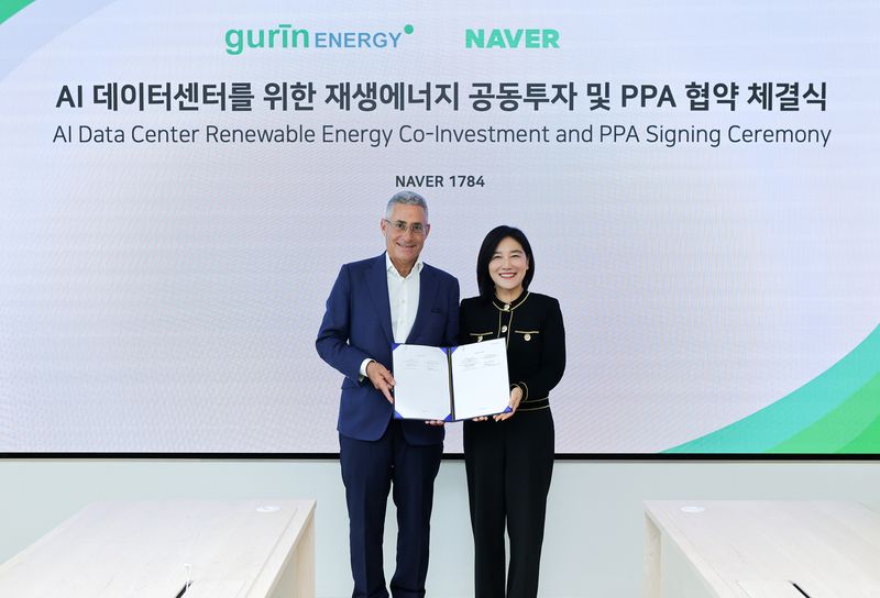 채선주 네이버 전략사업대표(오른쪽)와 아사드 라주크 거린에너지 대표가 MOU 체결 후 기념촬영을 하고 있다. 네이버 제공